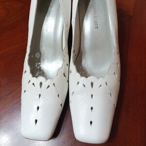 Karen Scott Women's white shoe "Laura" Width is 3"